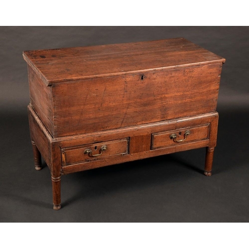 1563 - A George III oak mule chest, hinged top, the slightly projecting base with a pair of drawers, straig... 