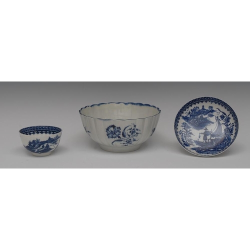 73 - A Worcester The Gilliflower pattern fluted sugar bowl, decorated in underglaze blue, with cornflower... 