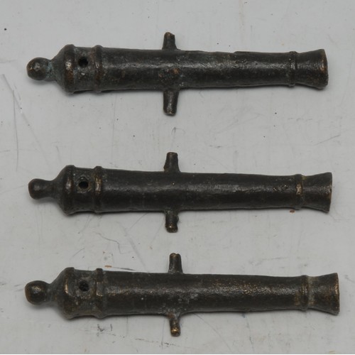 5325 - Antiquities - a set of three 17th century verdigris patinated bronze novelty toy cannons, of typical... 