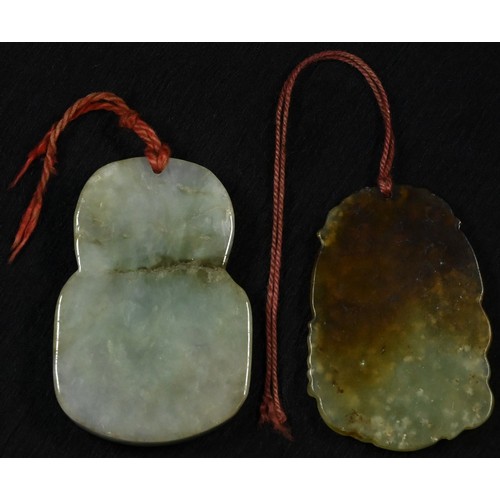 5088 - A Chinese hardstone pendant, carved as an immortal holding a staff, 5.5cm x 4cm; another, similar (2... 