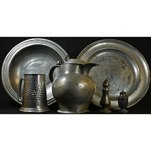 5118 - A George III bulbous pewter ale flagon, hinged cover, scroll thumbpiece and handle, circular base, 2... 