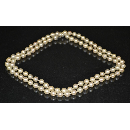 3057 - A single strand pearl necklace, uniform creamy white pearls approx 7.5mm diameter, united by an invi... 