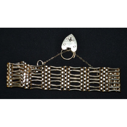 3058 - A fancy link 9ct gold gate bracelet,alternating seven bar and ribbon chain linked panels, united by ... 