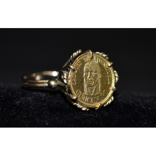 3126 - A Venezuelan Caciques Guaicaipuro 900 fine gold coin ring, mounted within a twisting wire claw, doub... 