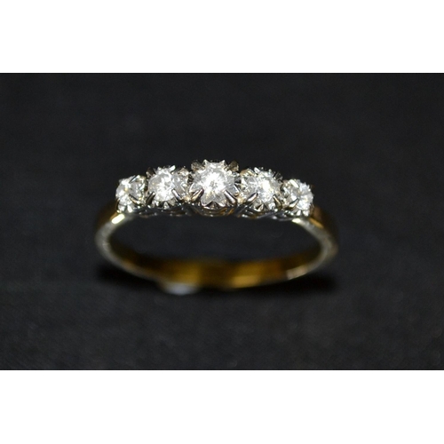 3246 - A five stone diamond ring, central round brilliant cut diamond, approx 0.10ct, flanked by four gradu... 