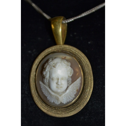 3162 - A 19th century cameo pendant, oval panel carved with a cherub, multi-layer herringbone yellow metal ... 