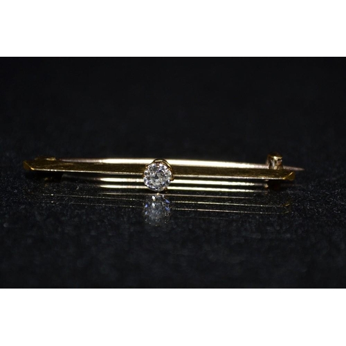 3441 - A diamond set razor edge bar brooch, single round brilliant cut diamond approx 0.25ct, razor edge ba... 