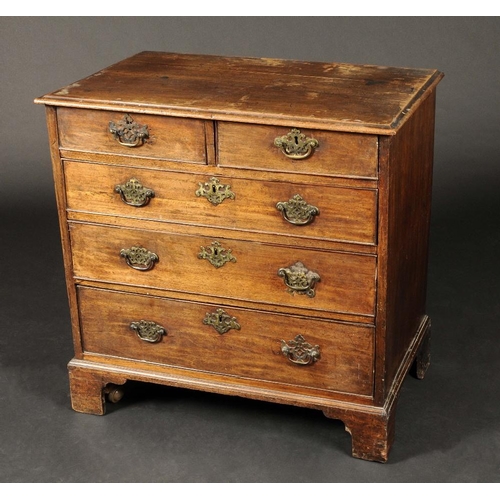 1695 - A George III mahogany bachelor's chest, moulded top above two short and three long graduated cockbea... 