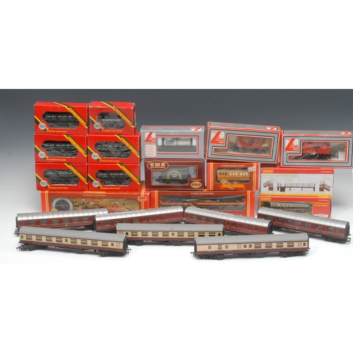 2074 - OO Gauge, comprising Airfix GMR 54310-1 12T vent van “Tate & Lyle”, boxed; Lima Models 305641A6 milk... 