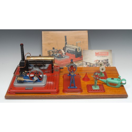 2081 - A Mamod SP5 live steam stationary engine with burner, featuring twin cylinders with reverse control,... 