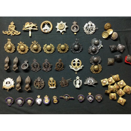 99 - WW2 British cap badges, collar dogs, rank pips, buttons etc. To include RM, RMLI, Officers Bronze RA... 