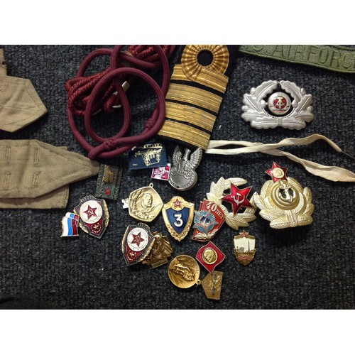 121 - A collection of mixed militaria to include reproduction medals, post war Allied and Soviet insignia,... 