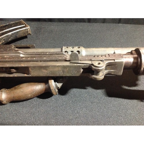 273 - WW2 British .303 MkI Bren Light Machine Gun, Enfield manufacture, serial number 494. Dial drum rear ... 