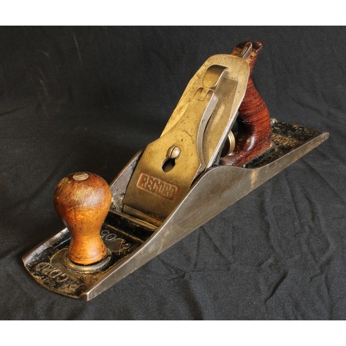 1533 - A Record No 05 1/2 fore plane.

Provenance: Estate of Thomas Jones, apprentice and partner of Frank ... 