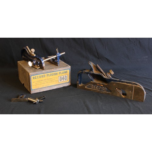 1535 - A Record No 712 skew rebate plane; a Record No 040 plough plane in original box. (2)

Provenance: Es... 