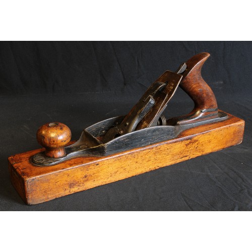 1540 - A Stanley No. 27 wooden bottom jack plane stamped T.Jones and W.Manger; a Stanley Bailey No 5 1/2 ja... 