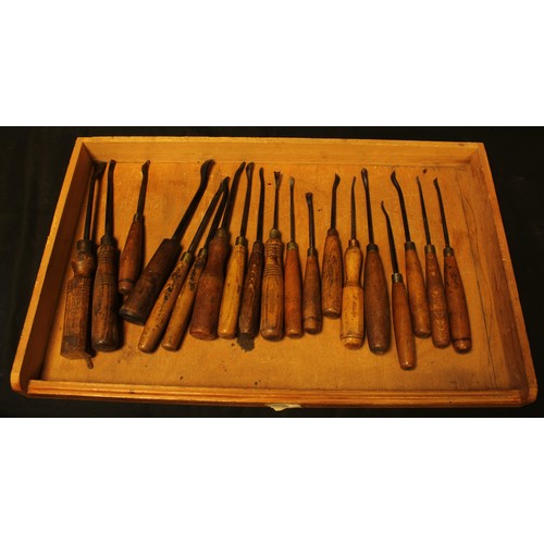 1524 - A 10 drawer scratch built chest of cabinet makers gouges including spoon and curved many stamped T.J... 