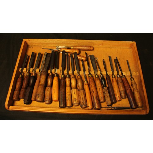 1524 - A 10 drawer scratch built chest of cabinet makers gouges including spoon and curved many stamped T.J... 