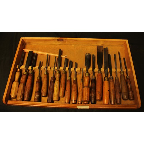 1524 - A 10 drawer scratch built chest of cabinet makers gouges including spoon and curved many stamped T.J... 