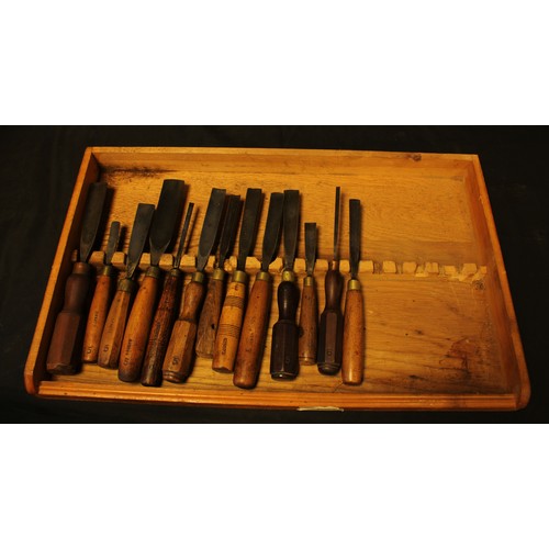 1524 - A 10 drawer scratch built chest of cabinet makers gouges including spoon and curved many stamped T.J... 