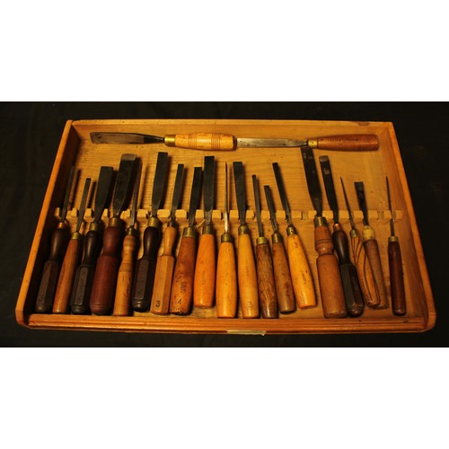 1524 - A 10 drawer scratch built chest of cabinet makers gouges including spoon and curved many stamped T.J... 