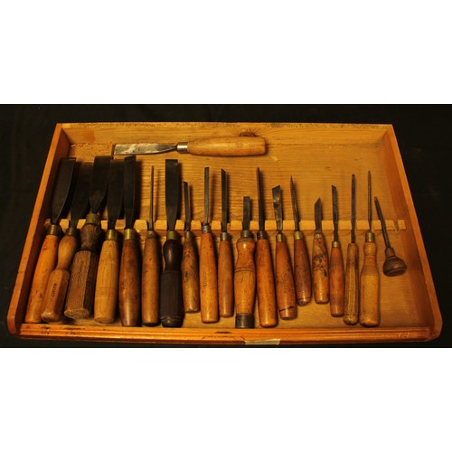 1524 - A 10 drawer scratch built chest of cabinet makers gouges including spoon and curved many stamped T.J... 