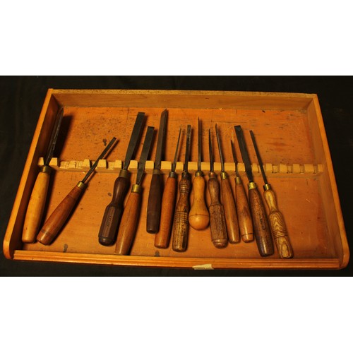 1524 - A 10 drawer scratch built chest of cabinet makers gouges including spoon and curved many stamped T.J... 