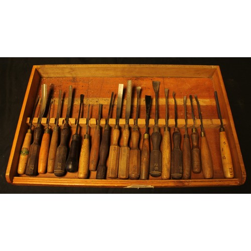 1524 - A 10 drawer scratch built chest of cabinet makers gouges including spoon and curved many stamped T.J... 