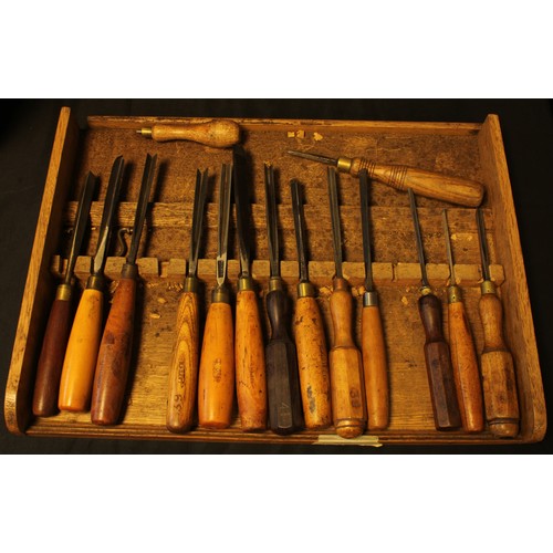 1549 - Cabinet makers gouges and corner tools, many stamped T.Jones and F.Pratt, various sizes and makes in... 