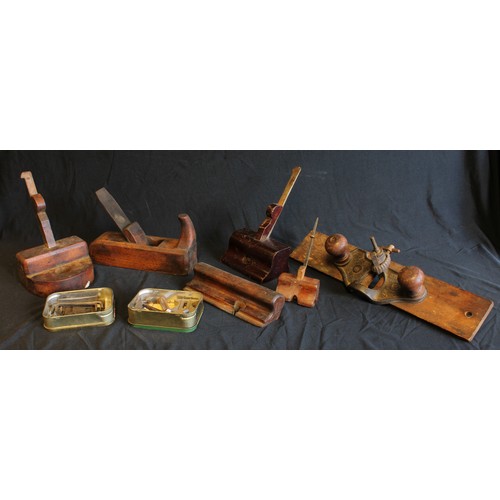 1527 - A beech wood handled smoothing plane; a Stanley no. 71 router; other wooden routers and router blade... 