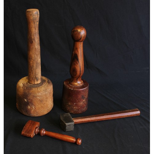 1530 - A Lignum Vitae carver's mallet; other mallets (4)

Provenance: Estate of Thomas Jones, apprentice an... 