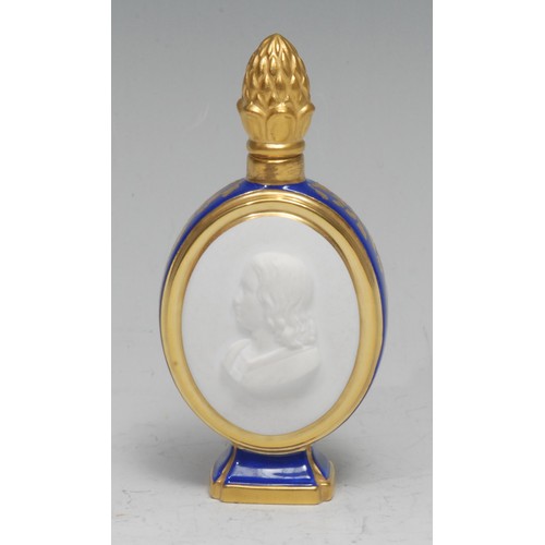 849 - A Lynton oval scent bottle, applied with bisque cameo portrait profiles within gilt borders, the gro... 