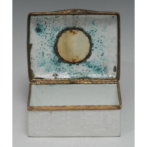 852 - An 18th century bianco-sopra-bianco enamel rectangular table-top snuff box, the cover with an inset ... 