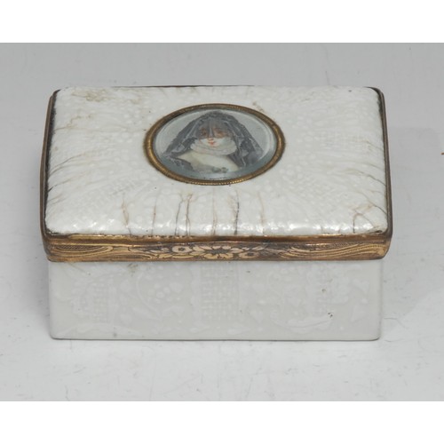 852 - An 18th century bianco-sopra-bianco enamel rectangular table-top snuff box, the cover with an inset ... 