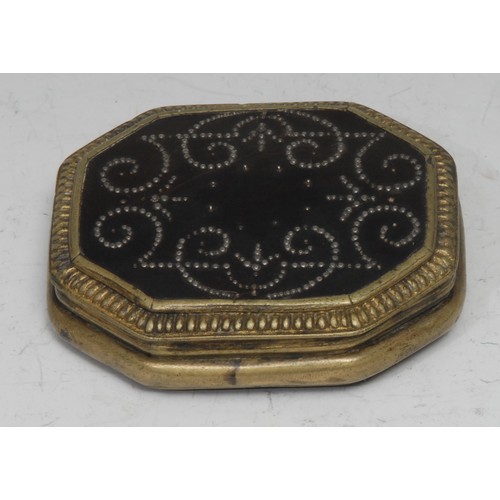 848 - A late 17th century tortoiseshell and brass canted rectangular snuff box, hinged cover decorated wit... 