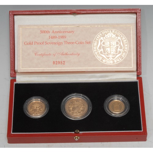 842 - Coins, GB, Elizabeth II, 500th Anniversary 1489-1989 Gold Proof Sovereign Three-Coin Set, numbered 0... 