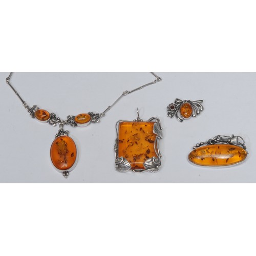 821 - A Victorian style lady's sterling silver and amber necklace, the fruiting vine apron with three grad... 