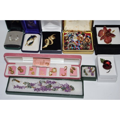 315 - A quantity of costume jewellery including hardstone necklace and earrings, a boxed set of Pierre Car... 