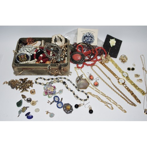 342 - A large quantity of 19th century and later costume jewellery