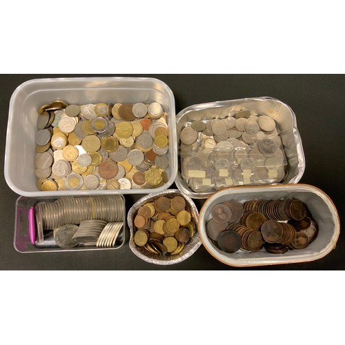 225 - Coins - British and all world currency including crowns, George III and later pennies, farthings, et... 