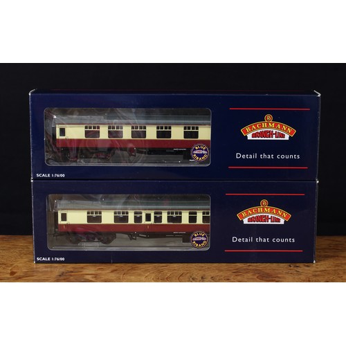 5103 - Bachmann Branch-Line OO Gauge coaches, comprising 39-127A BR Mk1 composite coach in crimson and crea... 