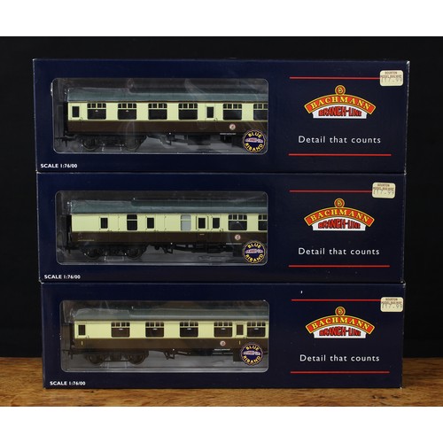 5104 - Bachmann Branch-Line OO Gauge coaches, comprising 39-054 BR Mk1 open coach in chocolate and cream, b... 