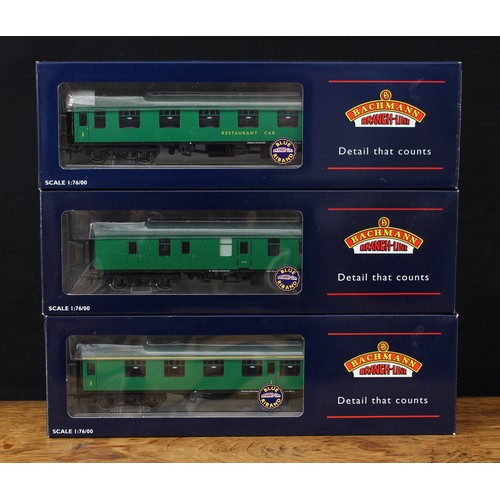 5105 - Bachmann Branch-Line OO Gauge coaches, comprising 39-153 BR Mk1 corridor coach (first) in SR green, ... 