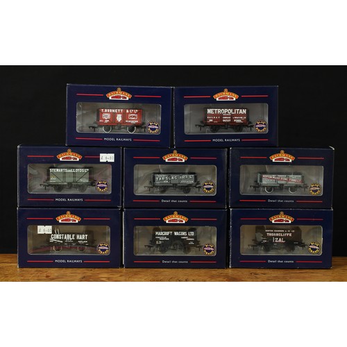 5110 - Bachmann Branch-Line OO Gauge five and eight plank tank wagons, comprising 37-032 five plabk 'Consta... 