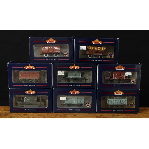 5109 - Bachmann Branch-Line OO Gauge wagons and vans, comprising 37-803 12-ton planked ventilated van, LMS ... 