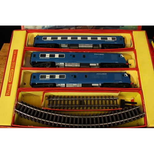 5157 - Tri-ang Railways OO Gauge RS52 Blue Pullman electric train set, comprising power car, centre car and... 