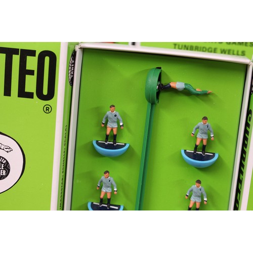 5199 - Subbuteo 'Top Spin' table soccer OO scale football teams, West Midlands clubs, comprising C.100 Asto... 