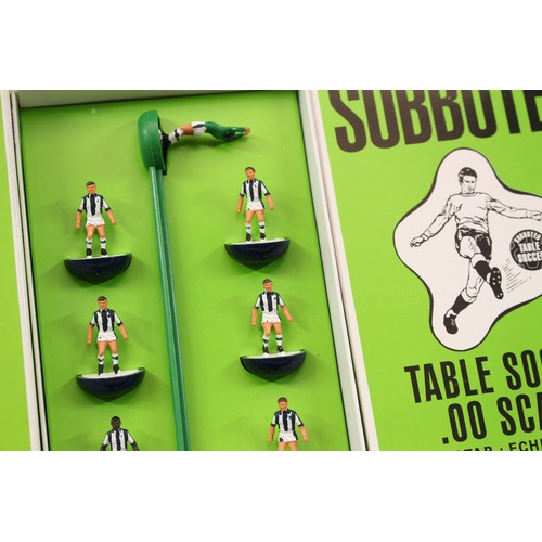 5199 - Subbuteo 'Top Spin' table soccer OO scale football teams, West Midlands clubs, comprising C.100 Asto... 