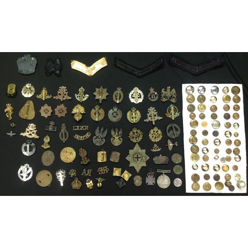 117 - WW2 British cap badges, collar dogs, buttons and shoulder titles including post war examples, mostly... 