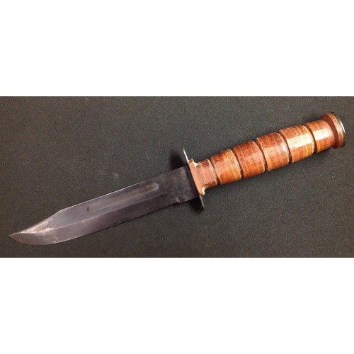 189 - Private purchase survival knife is the style of a US Ka Bar knife. 175mm long Bowie style blade with... 